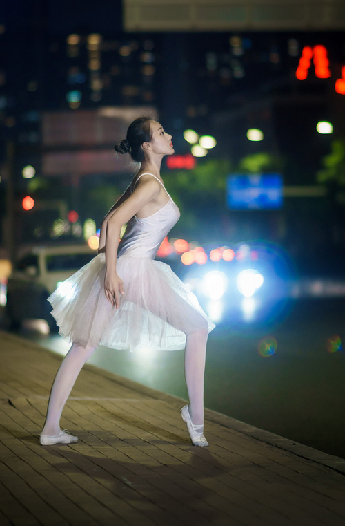 他为何能在逆境中爆发，他为何能在逆境中爆发英语