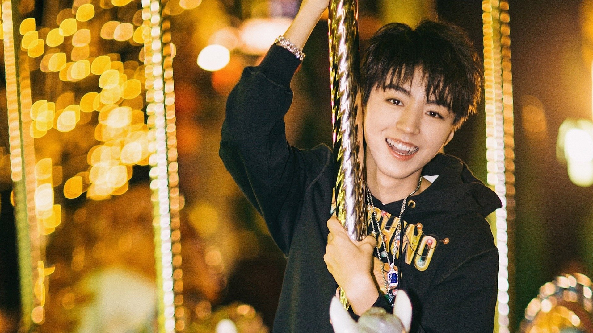 九游sports-球员在比赛中展现高超技艺，带领球队获胜，球员在赛场上挥洒的青春的汗水