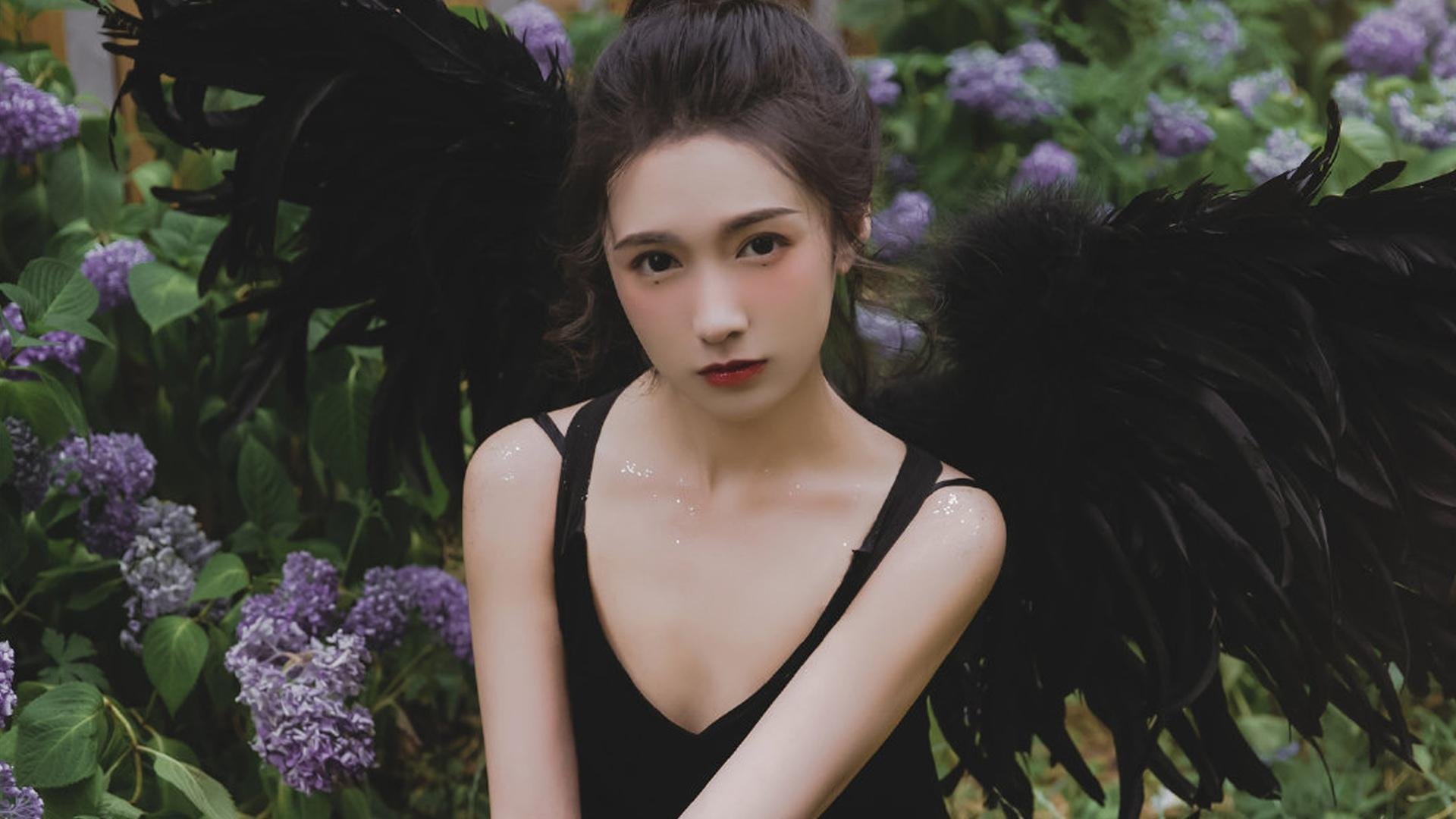 球员在比赛中展现高超技艺,带领球队获胜,球员在赛场上挥洒的青春的汗水