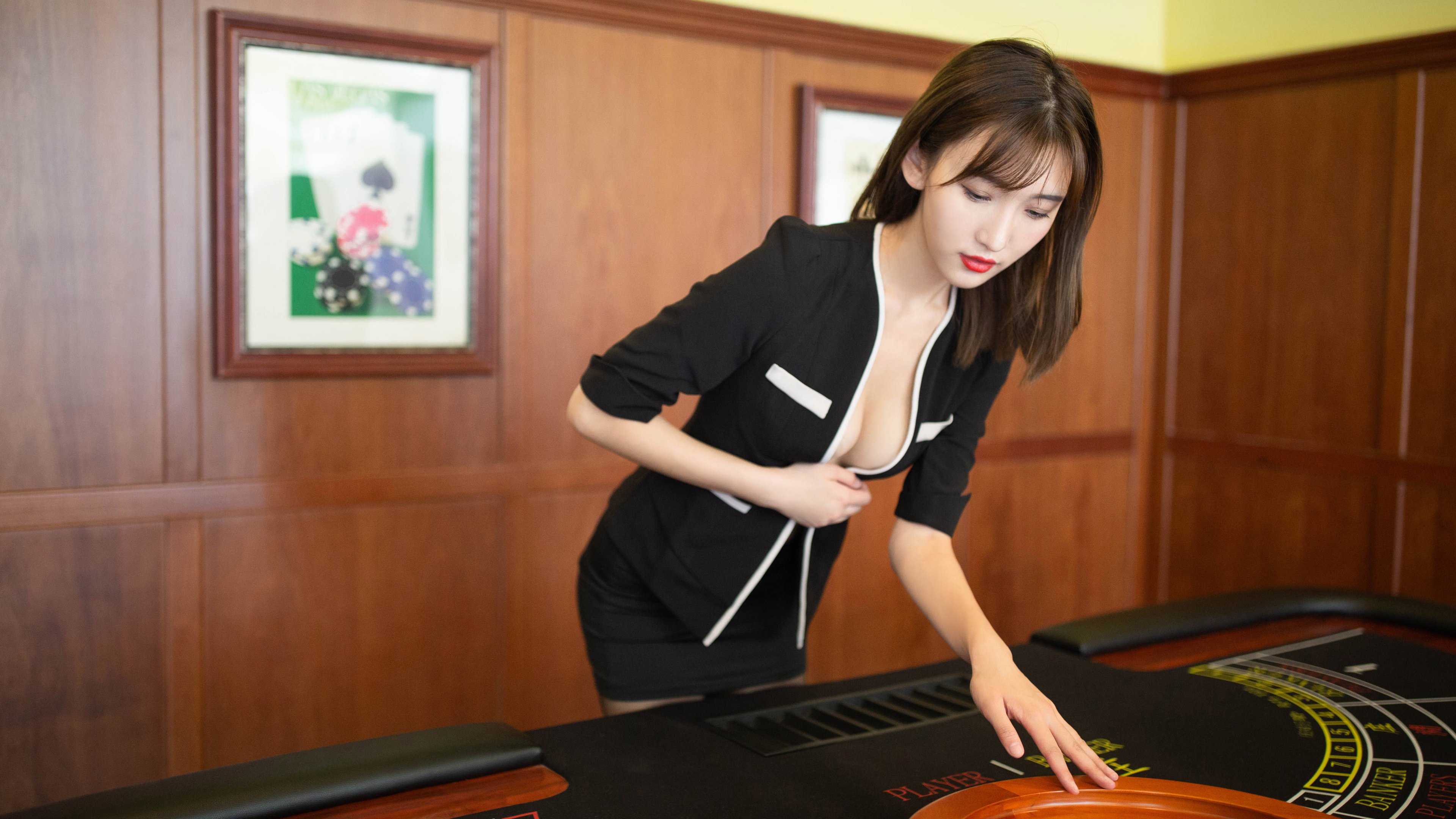 瑞士球员滑跪庆祝时滑出场外,裁判爆笑,瑞士滑雪队